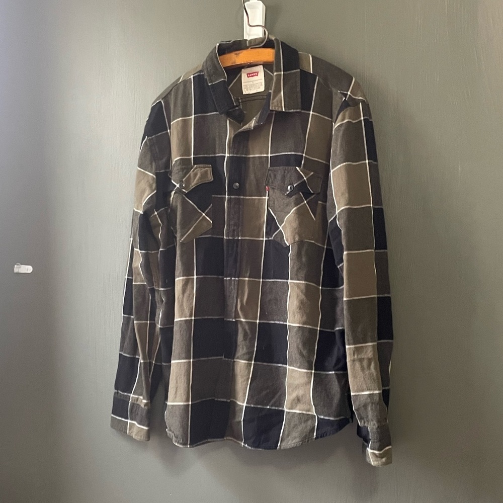 CLOSET CLOSING! Levi Flannel